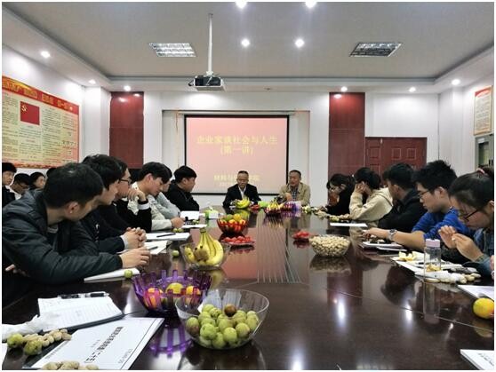 同學們認真聆聽倪貴全董事長講課